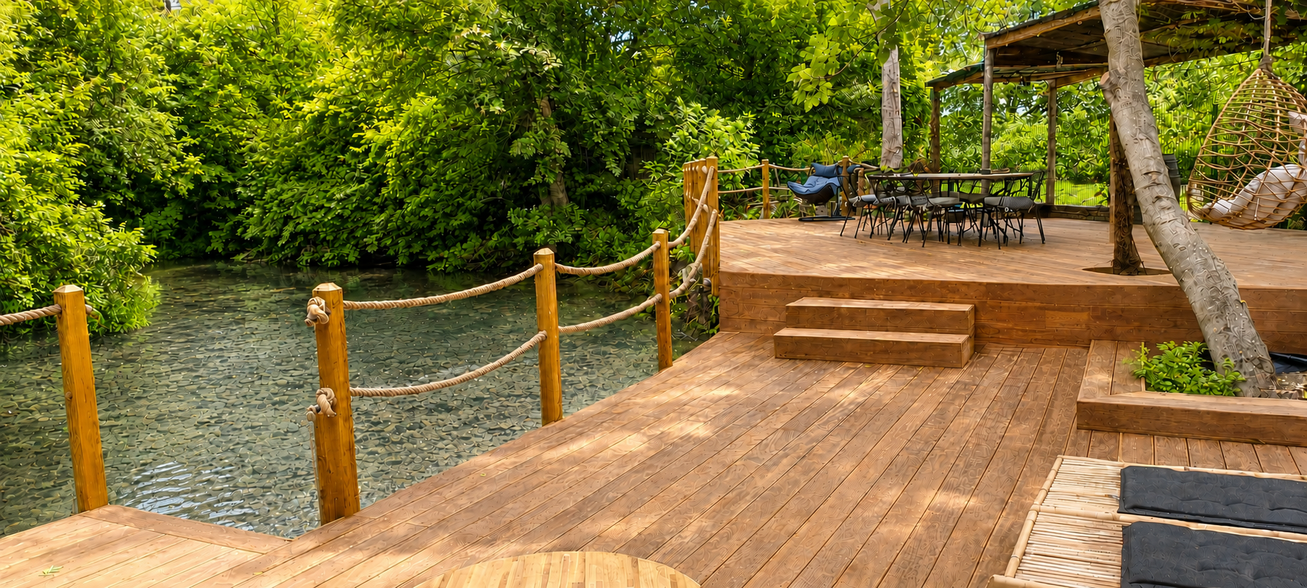 La terrasse au bord de la rivière du Mas la Fontaine de Pernes